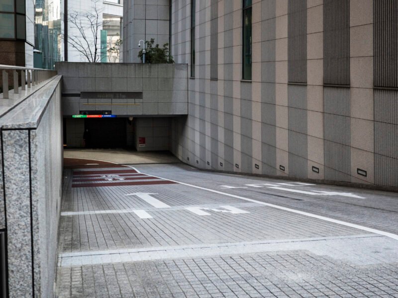 Požeminis parkingas su elektriniu pakrovėju